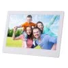 Familie fericită într-o ramă foto digitală