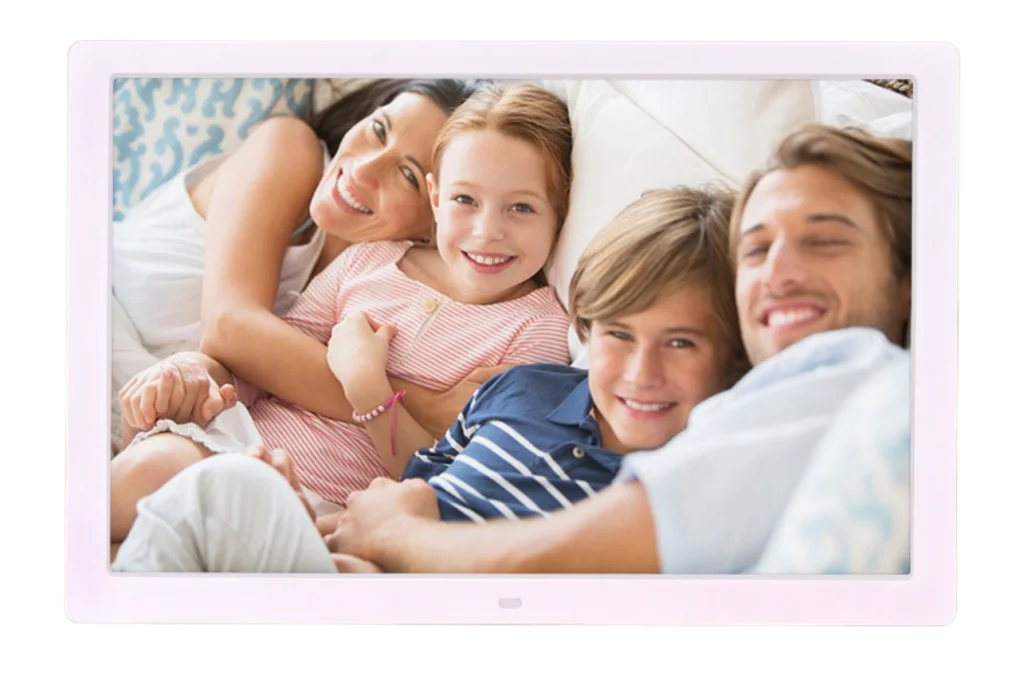 Familie zâmbitoare lenevind pe canapea