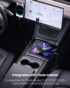 Interior Tesla cu ecran și smartphone încărcat