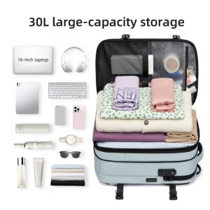 rucsac mare 30L cu multe accesorii aranjate.
